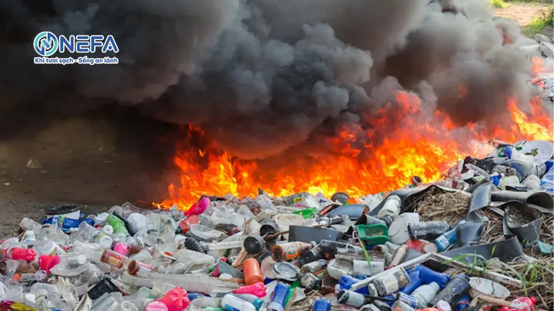 Đốt rác thải sinh hoạt và rác ngoài trời