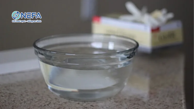 Đặt chậu hoặc ly nước trong phòng