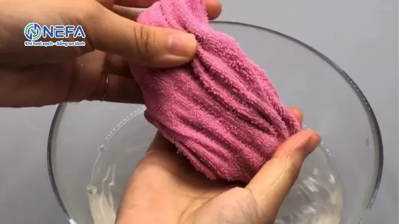 Sử dụng chậu nước & khăn ướt