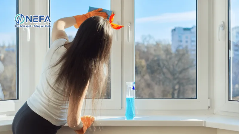 Thường xuyên vệ sinh vị trí khe cửa