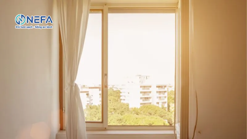 Khử mùi ẩm phòng trong phòng bằng cách mở cửa sổ