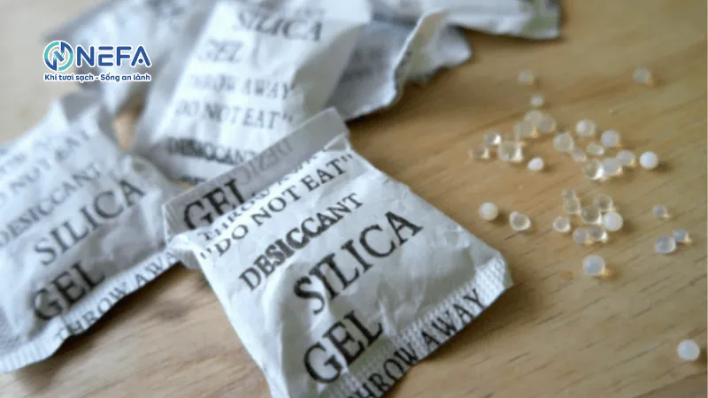 Khử mùi ẩm mốc trong phòng bằng túi hút ẩm