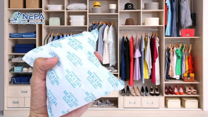 Khử mùi ẩm mốc trong tủ quần áo bằng các gói hút ẩm