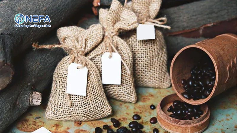 Khử mùi ẩm mốc trong tủ quần áo bằng thảo mộc và hoa khô