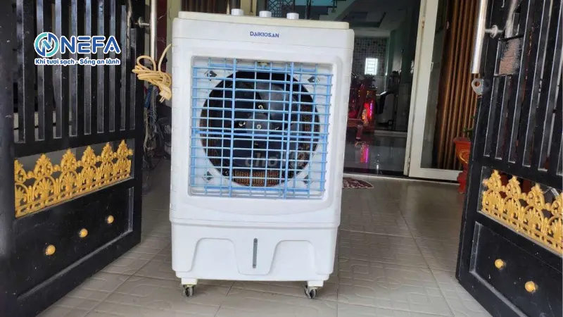 Cách đổ nước vào quạt hơi nước Daikio San