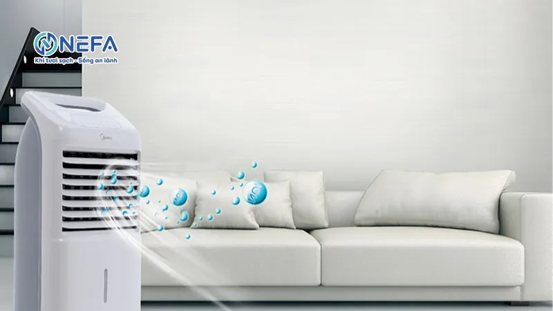 Cách đổ nước vào quạt hơi nước Midea