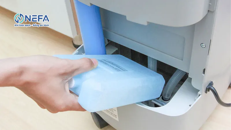 Thêm nước đá hoặc nước mát