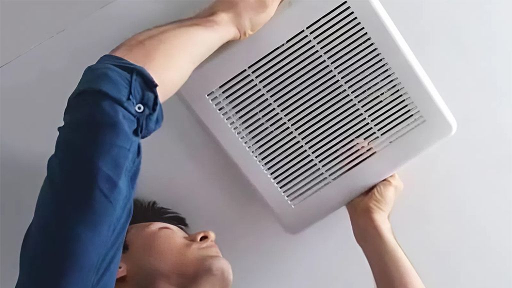 Sau khi ngắt điện, tháo mặt che hoặc lưới bảo vệ theo đúng cấu tạo của quạt.