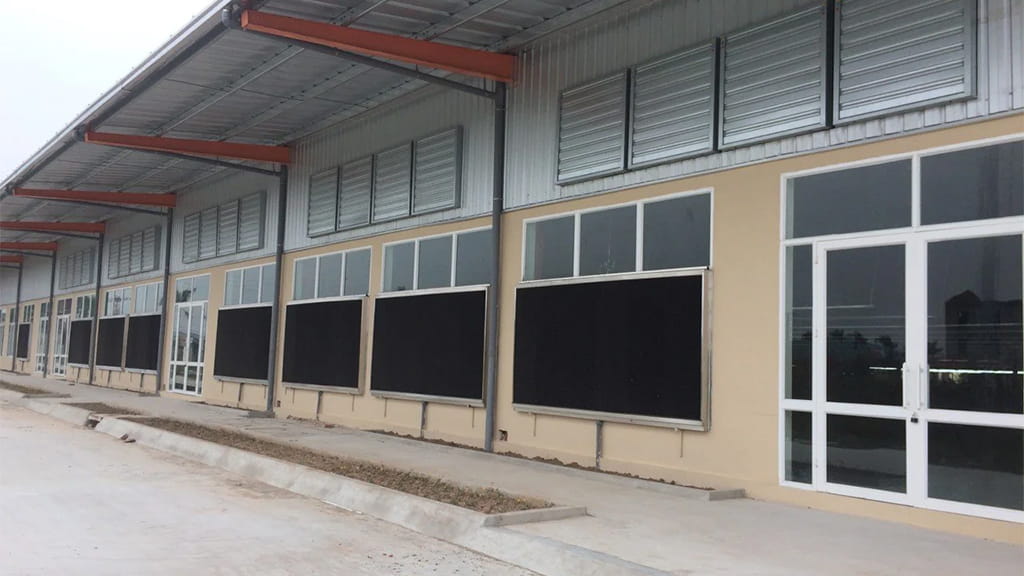 Hệ thống Cooling Pad kết hợp quạt hút làm mát nhà xưởng.